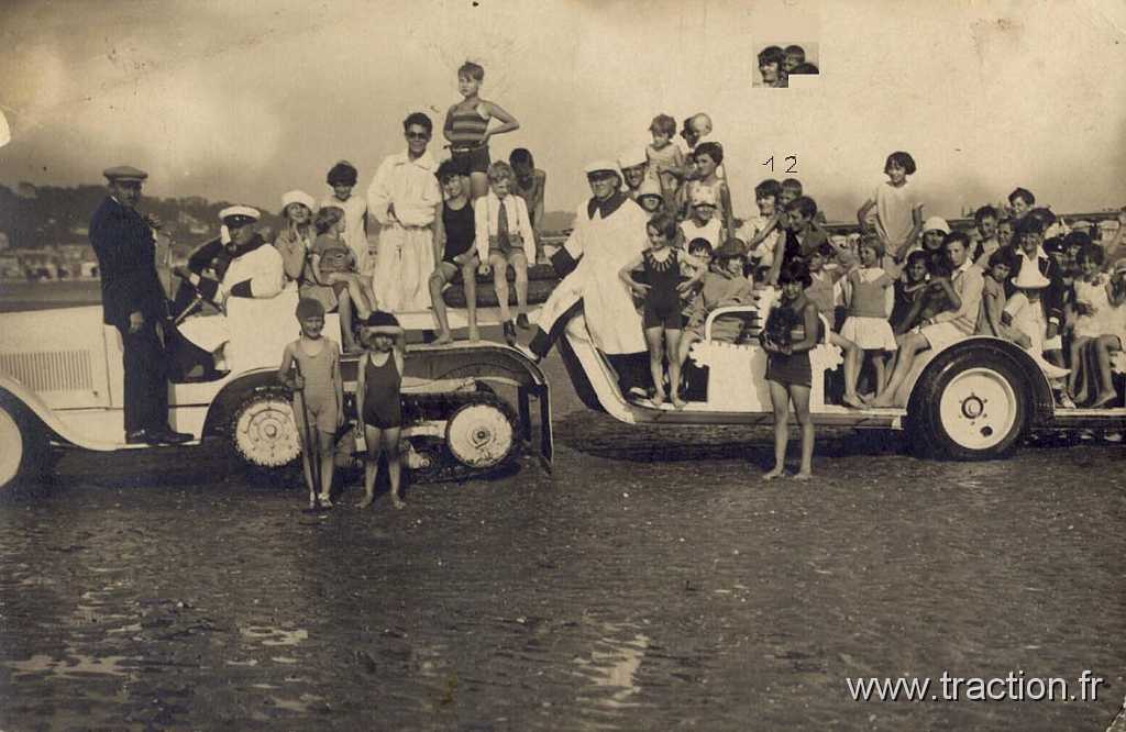 1928_00_00 0073.jpg - 00/00/1928 - DEAUVILLE (Calvados) Véhicule Citroën de la croisière Jaune en démonstration sur la plage Repère 1 : Marie-Claire LÉVÊQUE Repère 2 : Raymond LÉVÊQUE